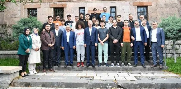 Başkan Büyükkılıç, Talas Gençlik Merkezi’nde Gençlerle Bir Araya Geldi