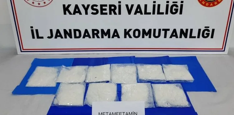 İp topu makarasına uyuşturucu saklayan 2 kişi yakalandı