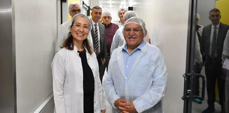ÜRETEN KADINLARIN YANINDA OLAN BAŞKAN BÜYÜKKILIÇ, MUTFAĞA GİRDİ, BAZLAMA PİŞİRDİ