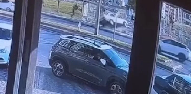 Otomobil durağa daldı: 3 kişi son anda kurtuldu