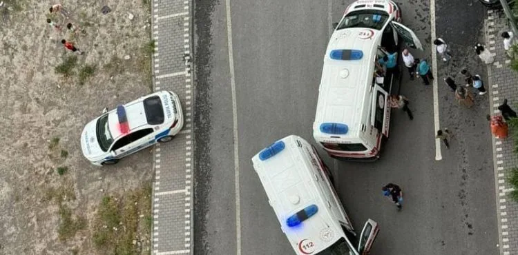 İki aracın karıştığı kazada 1'i ağır 10 kişi yaralandı