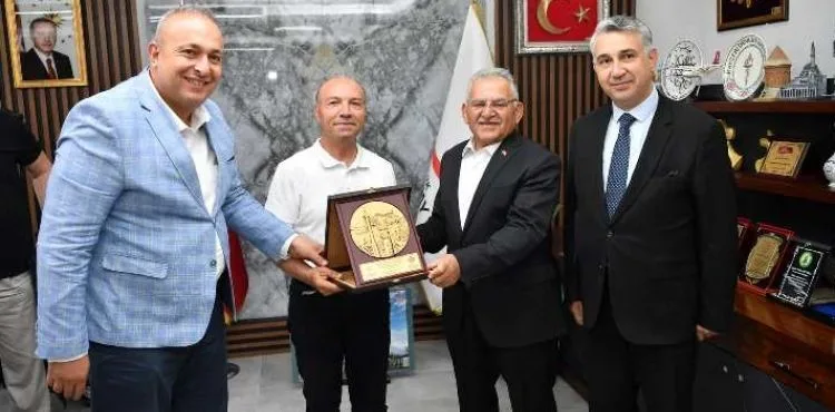 Vakıflar Bölge Müdürlüğü bayram için çocuklara hediye kartı verdi