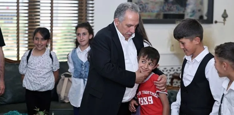 MİSAFİRLER UZAKTAN, İLGİ YAKINDAN