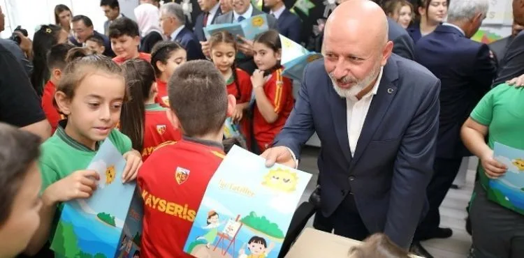 BAŞKAN ÇOLAKBAYRAKDAR, KARNE SEVİNCİ YAŞAYAN ÖĞRENCİLERİ TEBRİK ETTİ