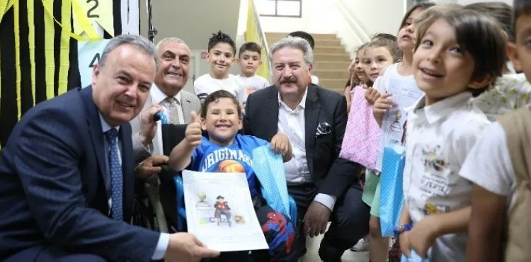 MELİKGAZİ BELEDİYESİ DÜZENLEDİĞİ KARNE ŞENLİĞİ İLE ÖĞRENCİLERİN YÜZLERİNİ GÜLDÜRDÜ