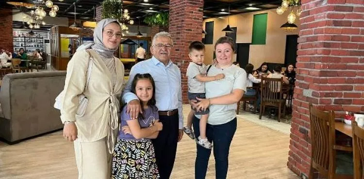 BAŞKAN BÜYÜKKILIÇ, GLÜTENSİZ KAFE VE EMİRGAN KAFE’DE KARNE ALAN ÖĞRENCİLERLE BULUŞTU