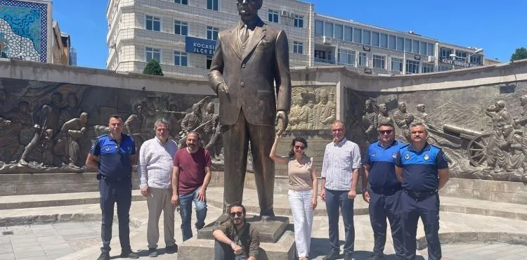 Baltayla saldırılan Atatürk Anıtı onarıldı