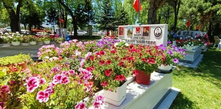 Bayramda Şehitler dualarla yâd edildi