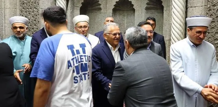 BÜYÜKKILIÇ BAYRAMA, BAYRAM NAMAZI KILARAK VE VATANDAŞLARLA KUCAKLAŞARAK BAŞLADI