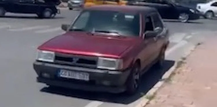 İki aracın karıştığı kazada otomobil kanala düştü