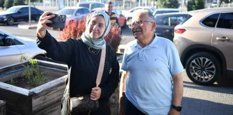 Başkan Büyükkılıç, Yabancı Uyruklu Öğrencilerin Bayram Ve Sertifika Sevincine Ortak Oldu