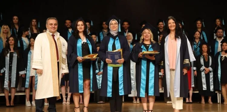 ERÜ Güzel Sanatlar Fakültesi’nde Mezuniyet Sevinci