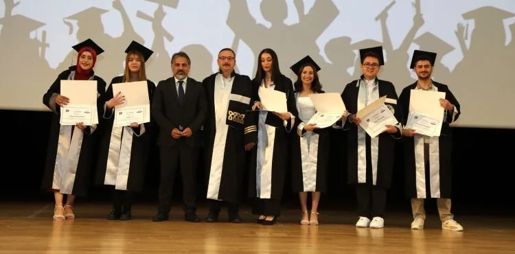 ERÜ İletişim Fakültesi 18. Dönem Mezunlarını Verdi