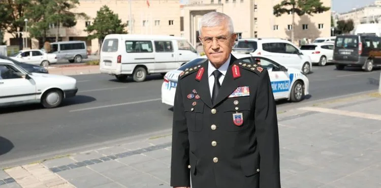 Jandarma Genel Komutanı Orgeneral Arif Çetin'e vatandaşlardan ilgi
