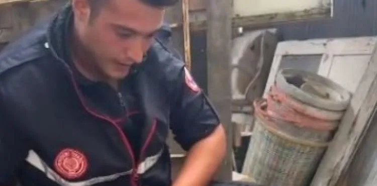 BÜYÜKŞEHİR İTFAİYESİ’NDEN YARAMAZ KEDİYE ŞEFKAT ELİ