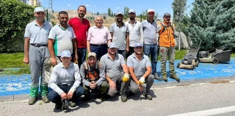 BAŞKAN BÜYÜKKILIÇ, İŞÇİLERLE BİR ARAYA GELDİ, ÇİM BİÇTİ