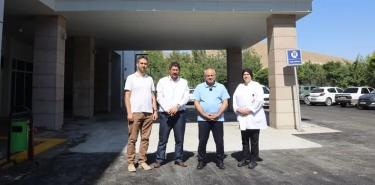 YAHYALI BELEDİYESİ DEVLET HASTANESİ ACİL GİRİŞİNDE ASFALTLAMA YAPTI