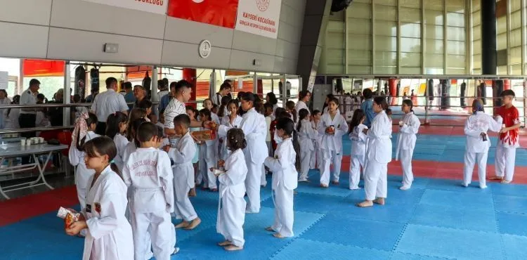 İl Jandarma Komutanı Dedebağı ve Jandarma Komutan Yardımcısı Açıkgöz’den ERVA Jandarma Taekvondo Spor okuluna ziyaret