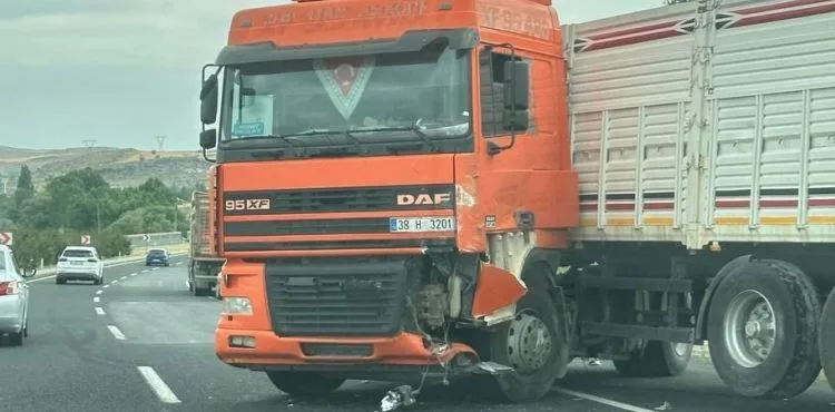 TIR ile otomobilin çarpıştığı kazada maddi hasar oluştu