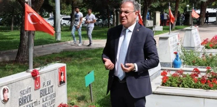 BAŞKAN ÖZDOĞAN’DAN 15 TEMMUZ DA ŞEHİTLERE ZİYARET