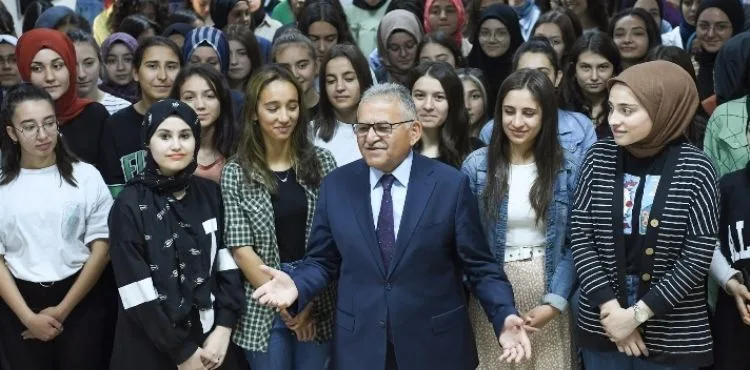 BAŞKAN BÜYÜKKILIÇ, YKS'Yİ KAZANAN ÖĞRENCİLERİ KAYSERİ’YE DAVET ETTİ