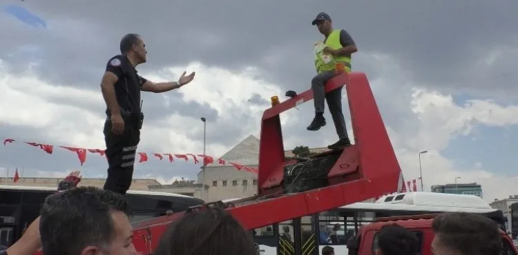 Kendini yakmak isteyen vatandaşı polis ikna etti