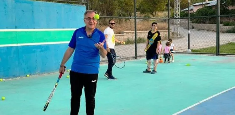 BAŞKAN ÖZDOĞAN, ‘TENİS KURSLARIMIZ HER YAŞA HİTAP EDİYOR’