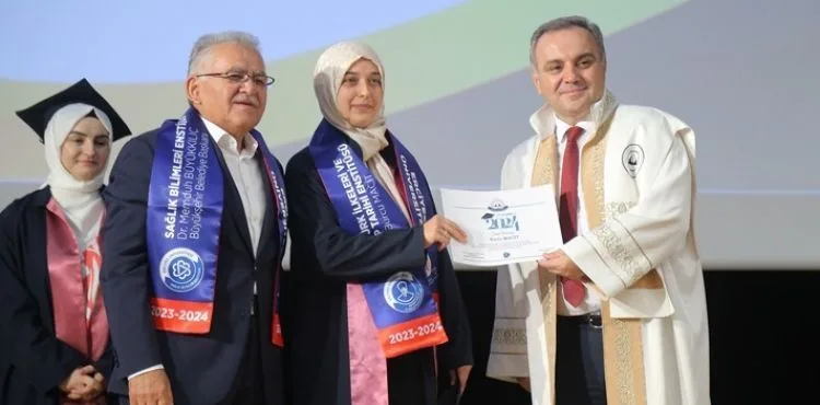 BAŞKAN BÜYÜKKILIÇ, ERÜ 2023-2024 LİSANSÜSTÜ MEZUNLARININ HEYECANINA ORTAK OLDU