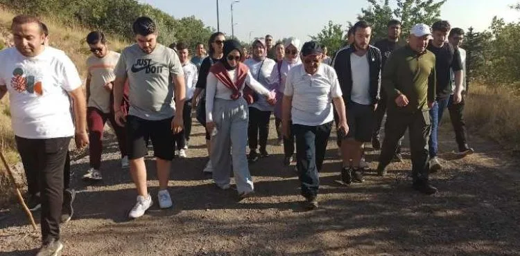 BAŞKAN BÜYÜKKILIÇ’TAN GENÇLERLE ALİ DAĞI’NDA SABAH YÜRÜYÜŞÜ