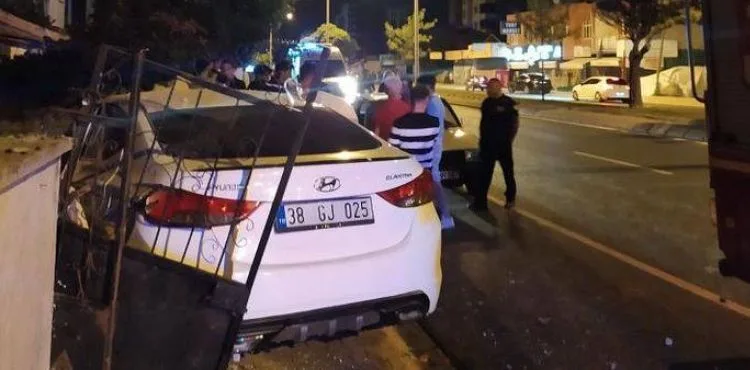 Kontrolü kaybeden araç duvara çarptı