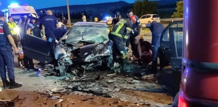 iki otomobilin çarpıştığı kazada karı - koca yaşamını yitirirken 4 kişi yaralandı