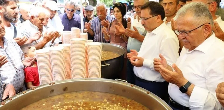 VALİ ÇİÇEK İLE BAŞKAN BÜYÜKKILIÇ, HAZIRLANAN 10 BİN KİŞİLİK AŞUREYİ DAĞITTI
