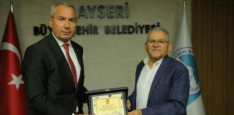 FUTBOL ANTRENÖRLERİ DERNEĞİ KAYSERİ ŞUBESİ’NDEN BAŞKAN BÜYÜKKILIÇ’A “TEŞEKKÜR” PLAKETİ