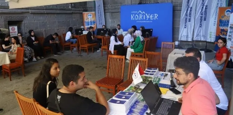 BÜYÜKŞEHİR KAYMEK, ÜNİVERSİTE ADAYI GENÇLERİN ELİNDEN TUTUYOR