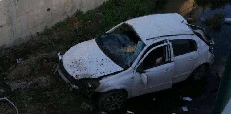 Kanala düşen otomobilin sürücüsü yaralandı