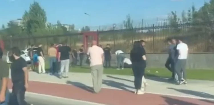 Kontrolden çıkan otomobil, yayalara çarptı: 1'i ağır 4 yaralı