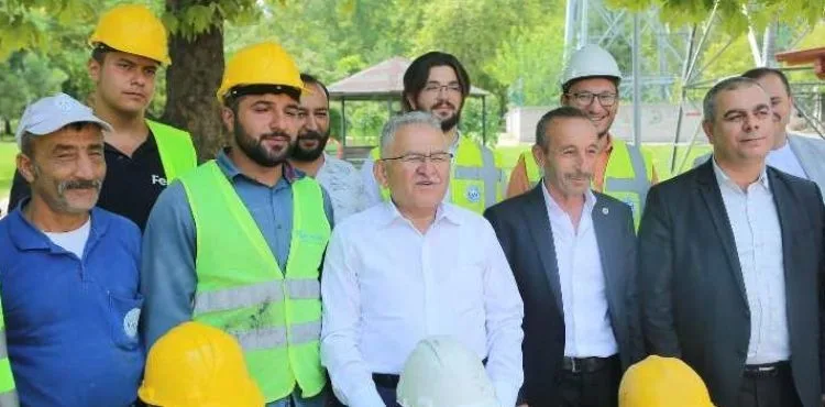 BAŞKAN BÜYÜKKILIÇ, 19 MAYIS MAHALLESİ’NİN ALTYAPISI YENİLEYEN KASKİ PERSONELİNİ ZİYARET ETTİ