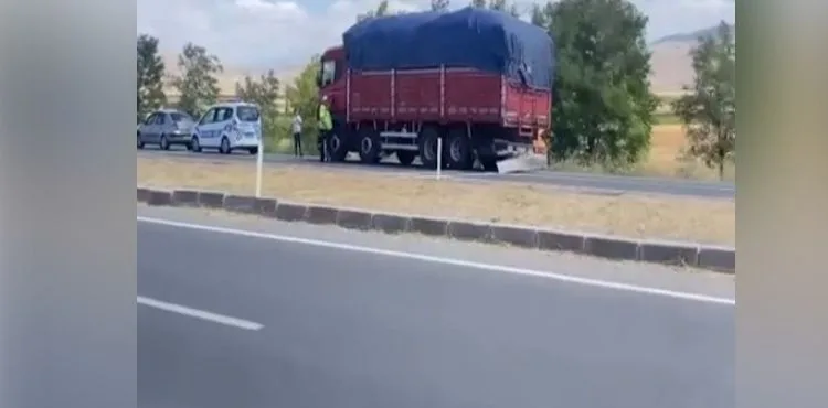 Kamyon ile çarpışan otomobildeki 2 kişi öldü