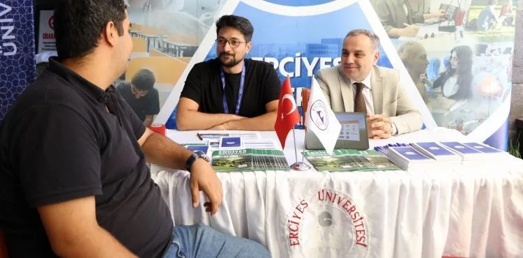Rektör Prof. Dr. Altun, Tercih Danışmanlığı Stantını Ziyaret Etti