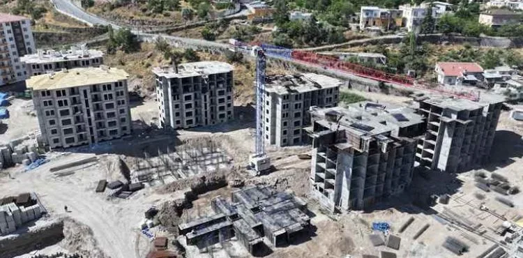 “TOKİ VE KENTSEL DÖNÜŞÜM KONUTLARI HIZLA YÜKSELİYOR”