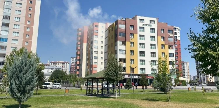 Çatıda çıkan yangın, panik yarattı