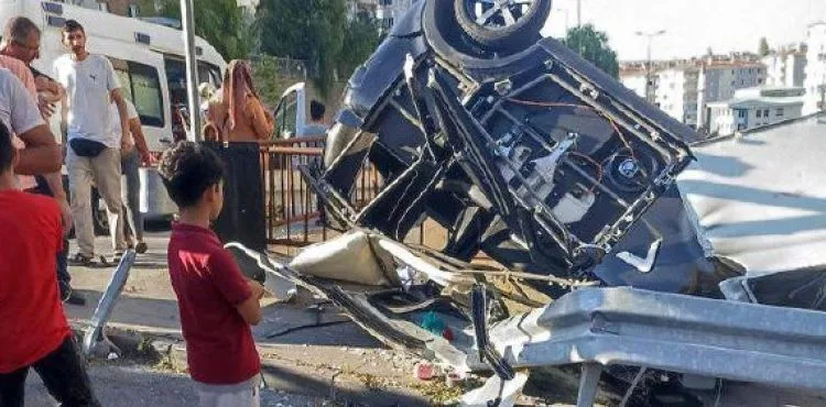 Bariyere çarpan otomobil takla attı