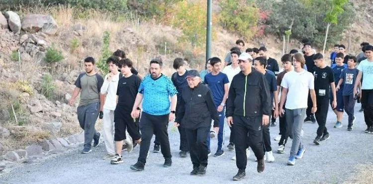 BAŞKAN BÜYÜKKILIÇ’TAN, TALAS GENÇLİK MERKEZİ ÖĞRENCİLERİYLE ALİ DAĞI’NDA SABAH SPORU