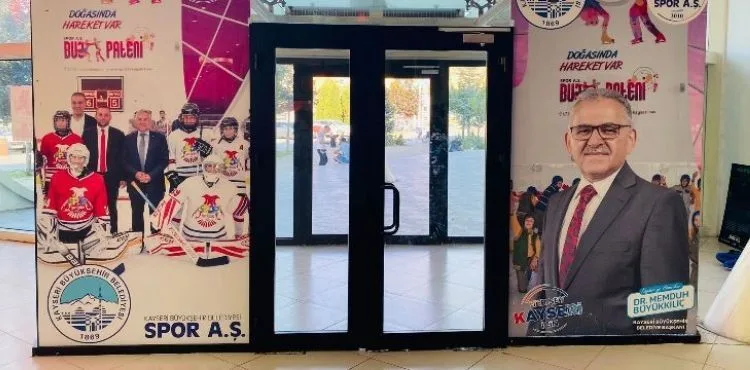 KAYSERİLİLER, BÜYÜKŞEHİR'İN BUZ PATENİ PİSTİNDE HEM SERİNLİYOR HEM SPOR YAPIYORLAR