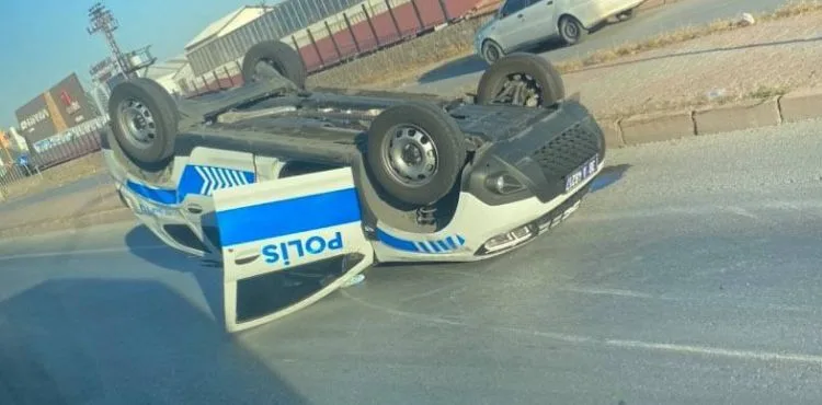Polis arabası takla attı