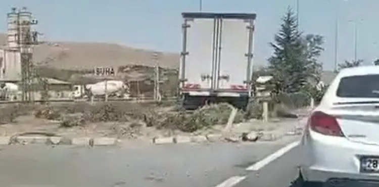 Kamyon ile otomobil çarpıştı