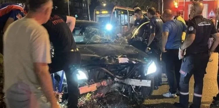 Otomobil tramvay hattına girdi
