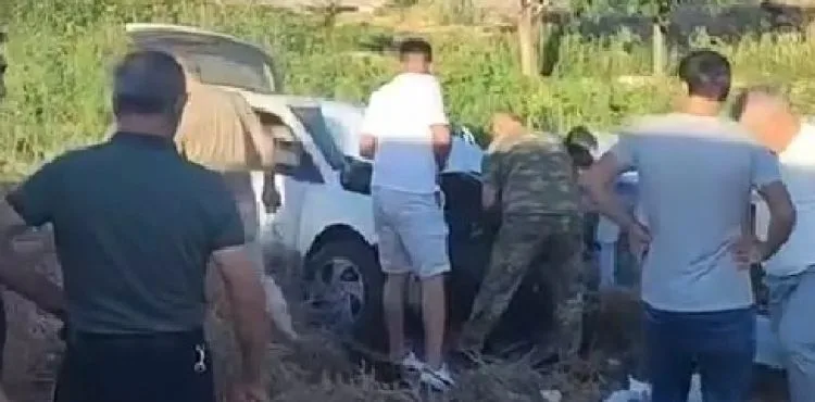 Kontrolden çıkan otomobil direğe çarptı