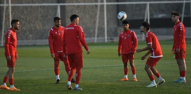 ERCİYES’İN MUHTEŞEM ATMOSFERİNDE SABAH, AKŞAM KAMP YAPIYORLAR