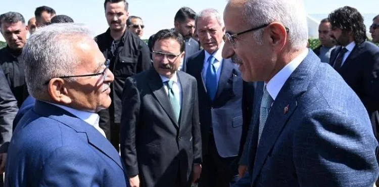 BAŞKAN BÜYÜKKILIÇ, BAKAN URALOĞLU’NA HIZLI TREN HATTI ŞANTİYESİ’NDE VERİLEN BRİFİNGE KATILDI